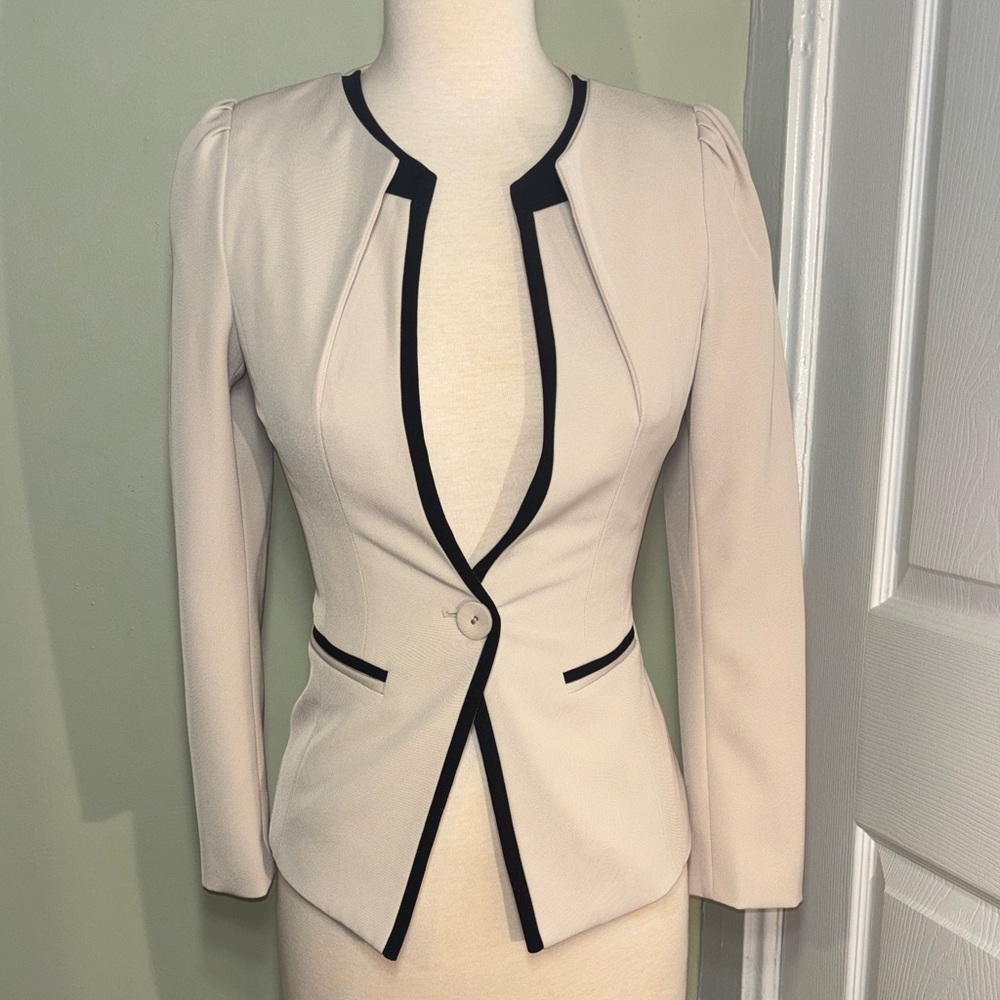 Womens Cream Contrast-Trim Blazer Jacket best for a small. Tag says medium